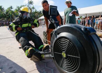 Bomberos y atletas miden fuerza en Isla Mujeres