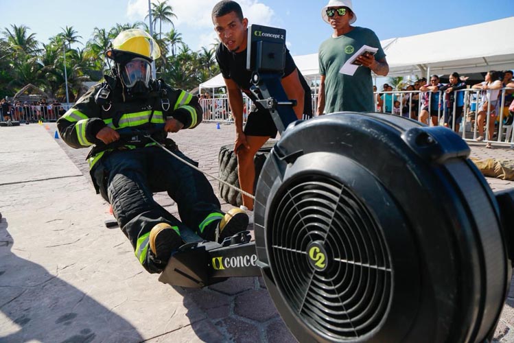 Bomberos y atletas miden fuerza en Isla Mujeres