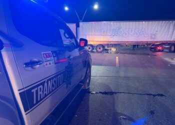 Motociclista muere tras chocar con tráiler; su primo sobrevive de forma milagrosa