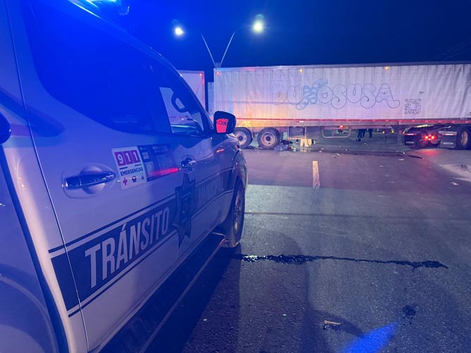 Motociclista muere tras chocar con tráiler; su primo sobrevive de forma milagrosa