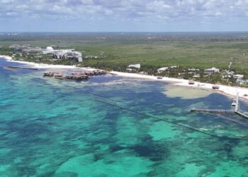 Refuerzan protección de playas en Maroma con barrera antisargazo