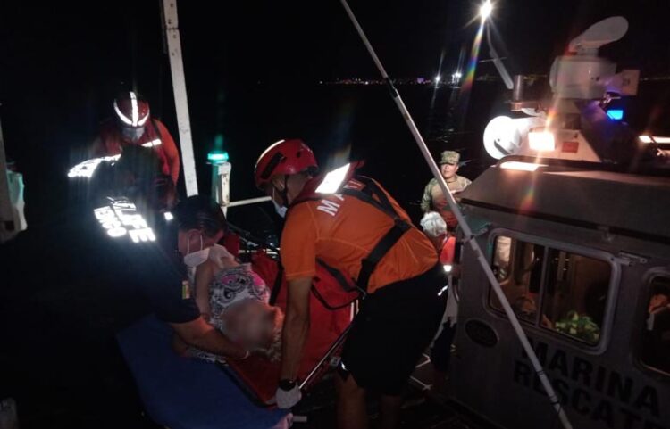 Marina auxilia a turista extranjera tras emergencia médica en crucero frente a Isla Mujeres