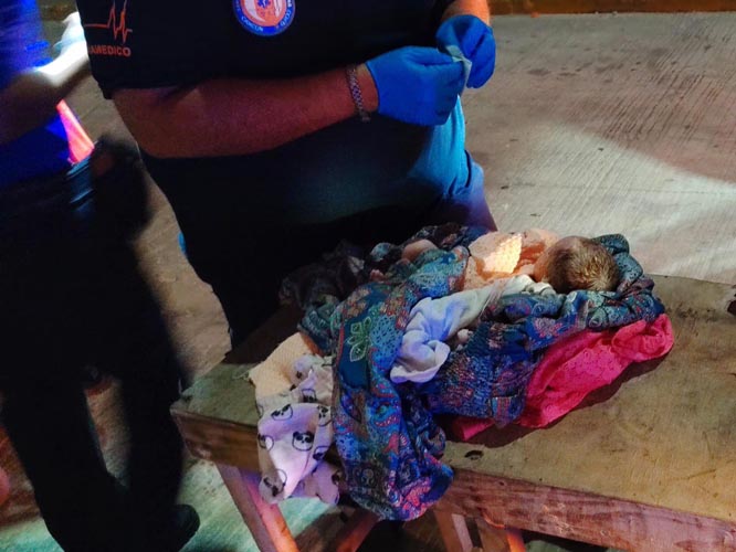 Rescatan con vida a recién nacido abandonado en Paraíso Maya