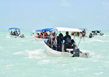 IBANQROO navega por la Bahía de Chetumal en homenaje al Día de la Marina