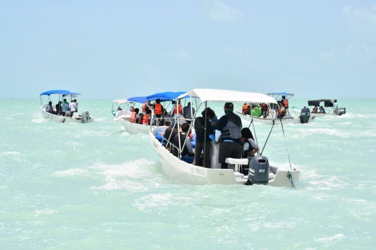IBANQROO navega por la Bahía de Chetumal en homenaje al Día de la Marina