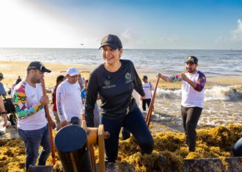 Más de 2 mil personas se unen contra el sargazo en Playa del Carmen