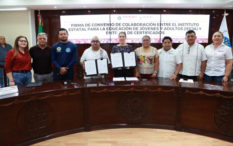 Entregan 26 certificados de educación básica en Isla Mujeres