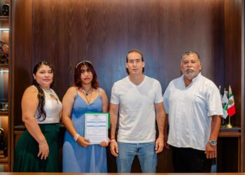 Entregan certificados de educación básica a adultos