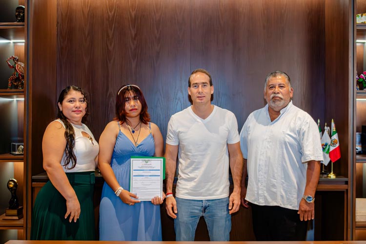 Entregan certificados de educación básica a adultos