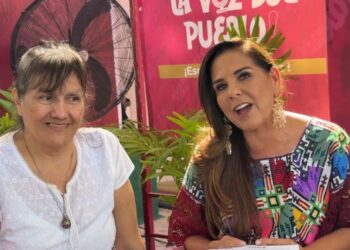 Mara Lezama entrega apoyos y documentos a familias en Puerto Morelos