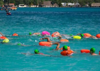 Mara Lezama da el banderazo de salida al XX Maratón de Aguas Abiertas en Bacalar