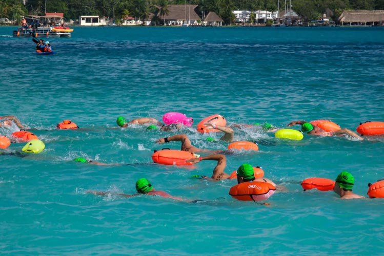 Mara Lezama da el banderazo de salida al XX Maratón de Aguas Abiertas en Bacalar