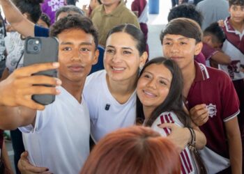 Estefanía Mercado impulsa “Tu Escuela Azul” con estudiantes de Playa del Carmen