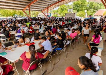 Entregan mil becas para estudiantes en Tulum
