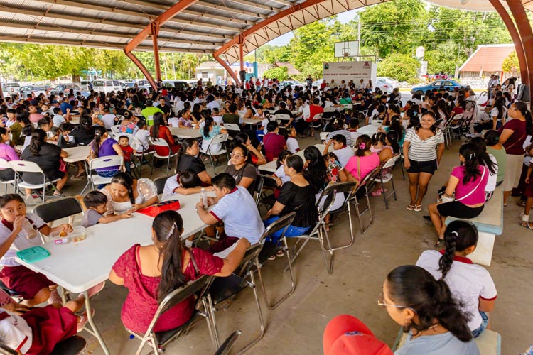 Entregan mil becas para estudiantes en Tulum