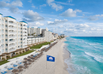 La playa de Hilton Cancun Mar Caribe recibe el distintivo Blue Flag