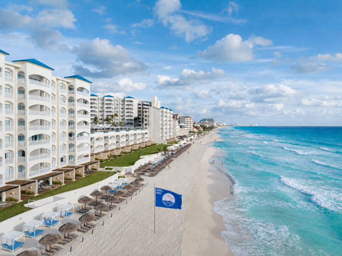 La playa de Hilton Cancun Mar Caribe recibe el distintivo Blue Flag