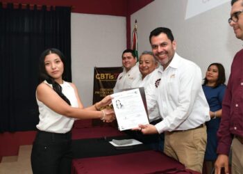 CBTIS 72 entrega títulos a 90 nuevos técnicos en Felipe Carrillo Puerto