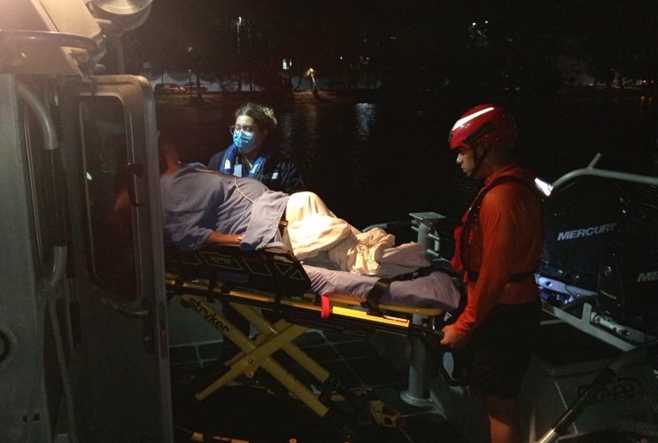 Marina auxilia a mujer embarazada y la traslada de Isla Mujeres a Cancún
