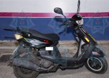 Caen dos jóvenes con presunta droga; operativo Blindaje Cancún recupera motocicleta robada