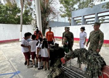 Marina acerca valores cívicos y prevención a estudiantes de Cancún mediante "Escuela Segura"