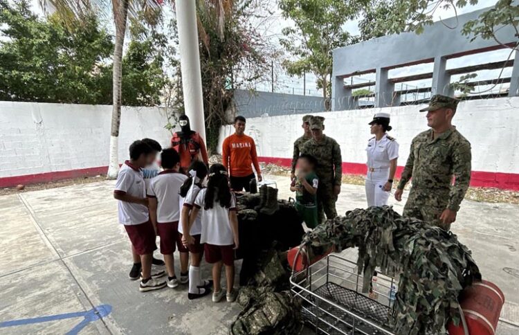 Marina acerca valores cívicos y prevención a estudiantes de Cancún mediante "Escuela Segura"