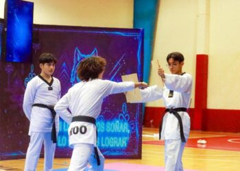 Carlos Sansores apadrina a 15 nuevos cinturones negros en emotiva ceremonia de taekwondo en Cancún