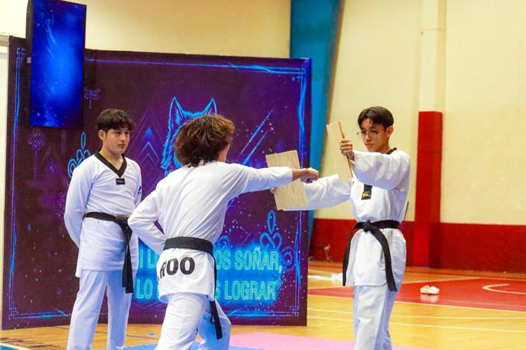 Carlos Sansores apadrina a 15 nuevos cinturones negros en emotiva ceremonia de taekwondo en Cancún