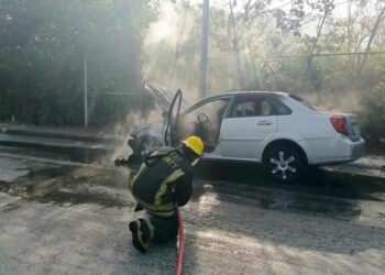 Controlan incendio de vehículo en Costa Mujeres