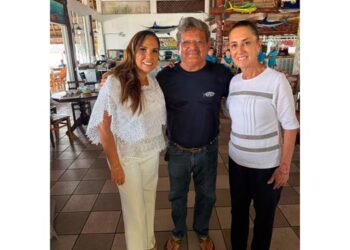 Sheinbaum sorprende con comida improvisada en Puerto Morelos; convive con turistas y habitantes