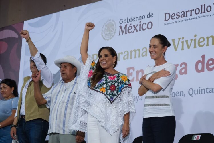 Después de 30 años, 474 familias de la Colosio reciben por fin las escrituras de sus viviendas