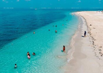 Playa Norte y Playa Centro conservan el sello Blue Flag y destacan por sus playas libres de microplásticos