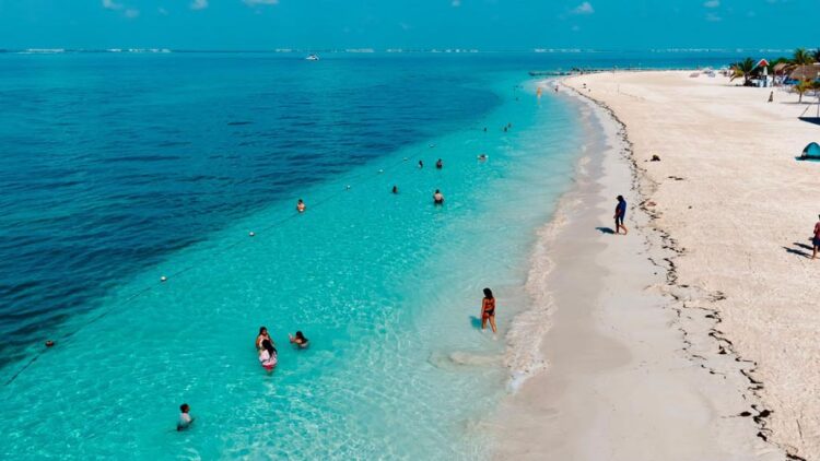 Playa Norte y Playa Centro conservan el sello Blue Flag y destacan por sus playas libres de microplásticos