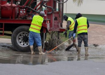 Inician mantenimiento de pozos pluviales