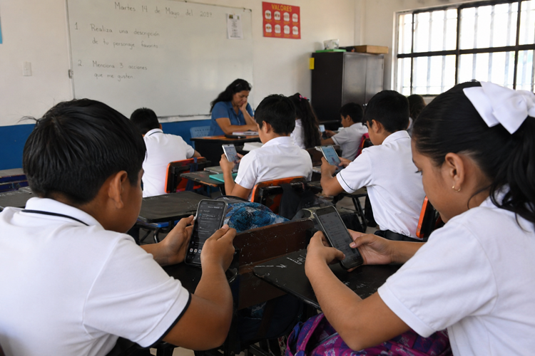 Urge destrabar iniciativa para limitar celulares en escuelas