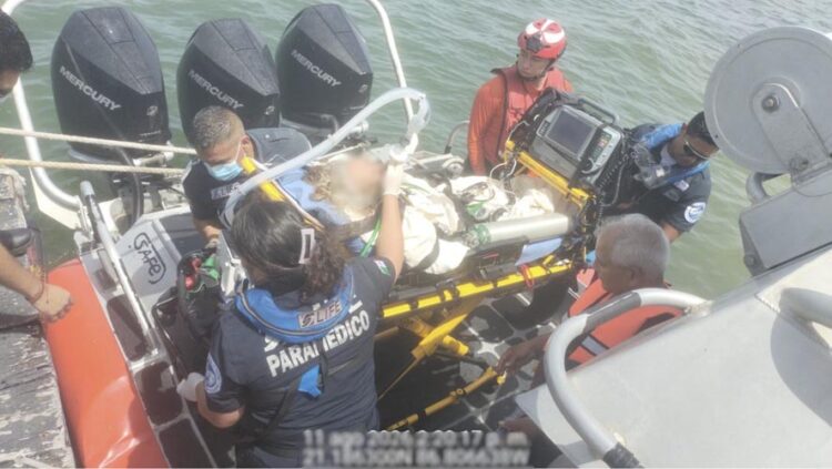 Marina realiza traslado marítimo de emergencia para una paciente de 90 años en Isla Mujeres