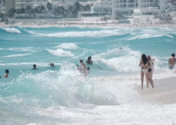 Cancun, 5 de Marzo de 2025.- Turistas disfrutan de Playa Delfines, en la Zona Hotelera de Cancun, a unos dias del inicio del spring break 2025. De acuerdo al calendario turistico de Cancun, la temporada inicia a partir del 10 de marzo y se extiende hasta el 23, aunque practicamente se junta con la Semana Santa.