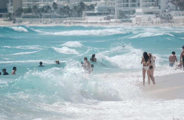Cancun, 5 de Marzo de 2025.- Turistas disfrutan de Playa Delfines, en la Zona Hotelera de Cancun, a unos dias del inicio del spring break 2025. De acuerdo al calendario turistico de Cancun, la temporada inicia a partir del 10 de marzo y se extiende hasta el 23, aunque practicamente se junta con la Semana Santa.