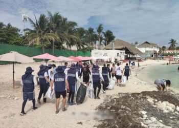 Marina y autoridades ambientales retiran más de 90 kilos de residuos de Playa Tortuga en Cancún