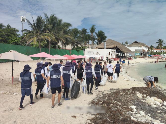 Marina y autoridades ambientales retiran más de 90 kilos de residuos de Playa Tortuga en Cancún