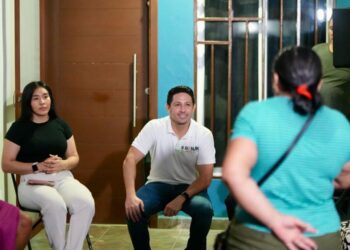 Renán Sánchez recorre colonias de Cozumel para recoger demandas ciudadanas