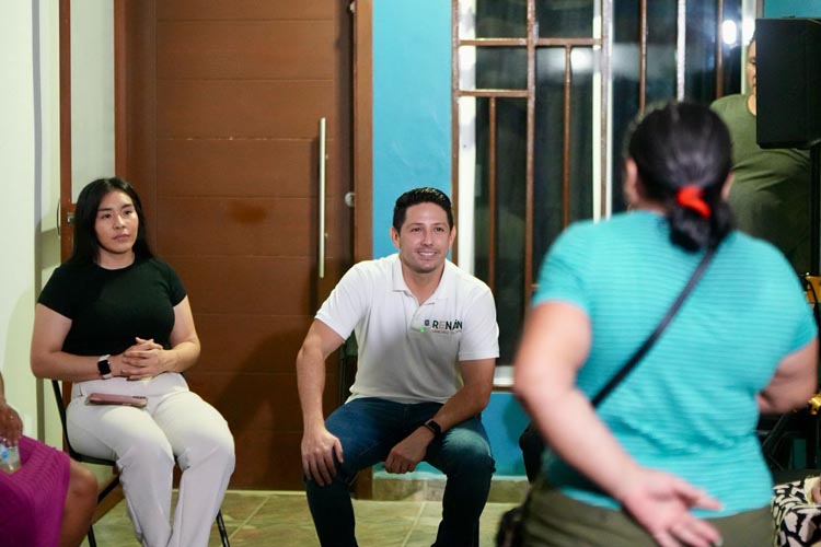 Renán Sánchez recorre colonias de Cozumel para recoger demandas ciudadanas