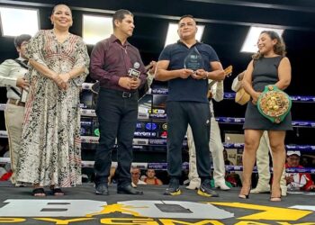 Rudy López revive la gloria mundial en emotivo homenaje durante una vibrante función de boxeo en Cancún