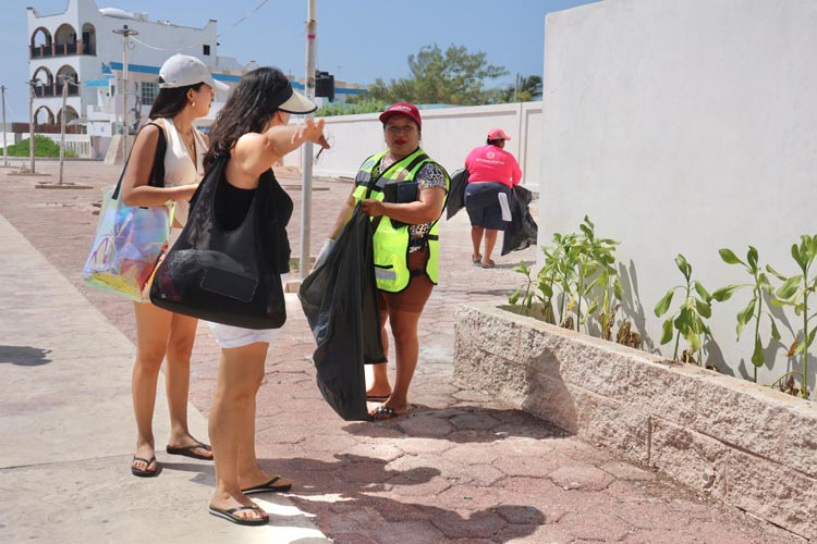 Refuerzan vigilancia y acciones preventivas en playas de Isla Mujeres durante las vacaciones de verano
