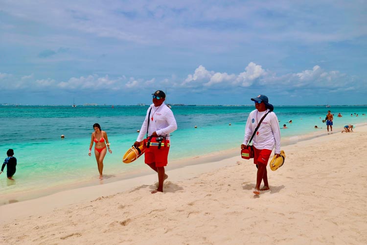 Refuerzan vigilancia en playas de Isla Mujeres con guardavidas durante las vacaciones de verano