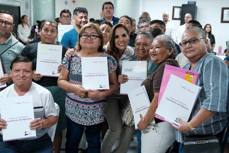Infonavit da certeza jurídica a 100 familias de Cancún