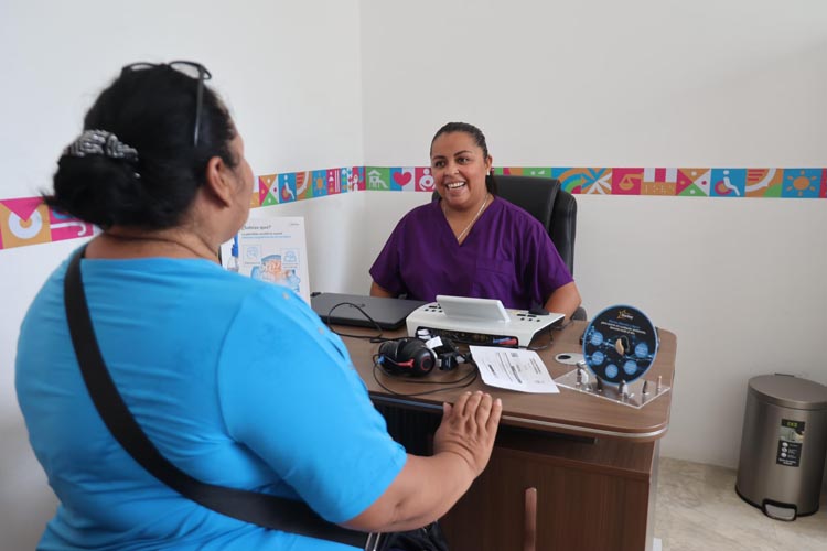 Acercan atención auditiva a familias de Isla Mujeres con jornada especializada