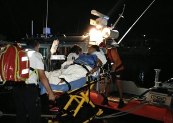 Marina auxilia a embarazada en Isla Mujeres