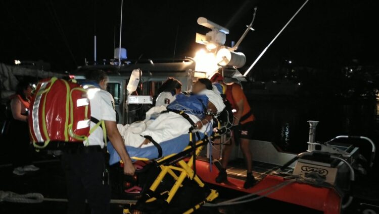 Marina auxilia a embarazada en Isla Mujeres