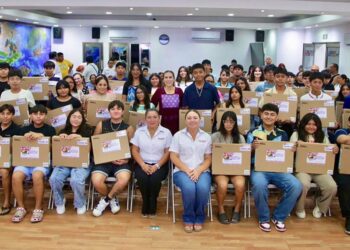 Atenea Gómez acerca computadoras a estudiantes de Isla Mujeres